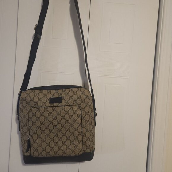 Gucci GG Supreme Messenger Bag- Authentic (unisex) - Picture 2 of 8